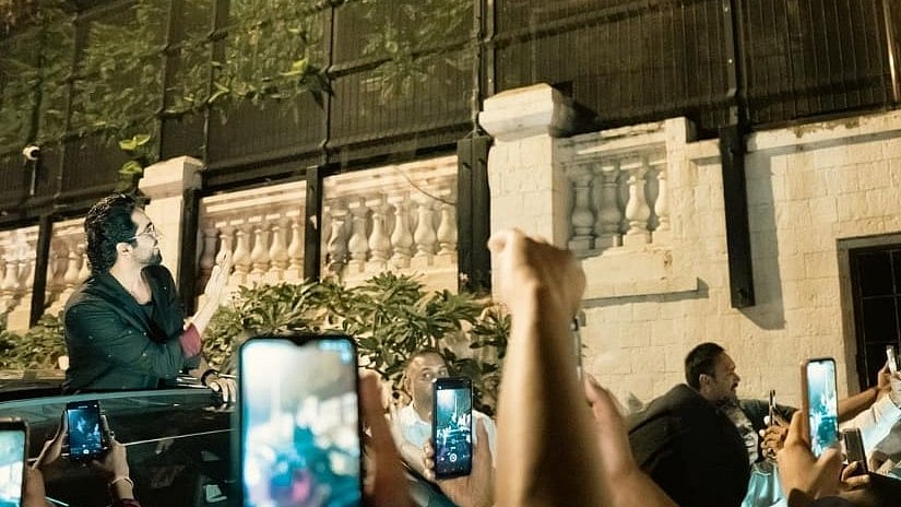 <div class="paragraphs"><p>Ayushmann Khurrana stops outside Mannat to make a wish.</p></div>