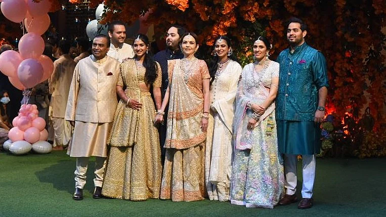 <div class="paragraphs"><p>The Ambani family poses for a group photo at their Mumbai residence Antilia.</p></div>