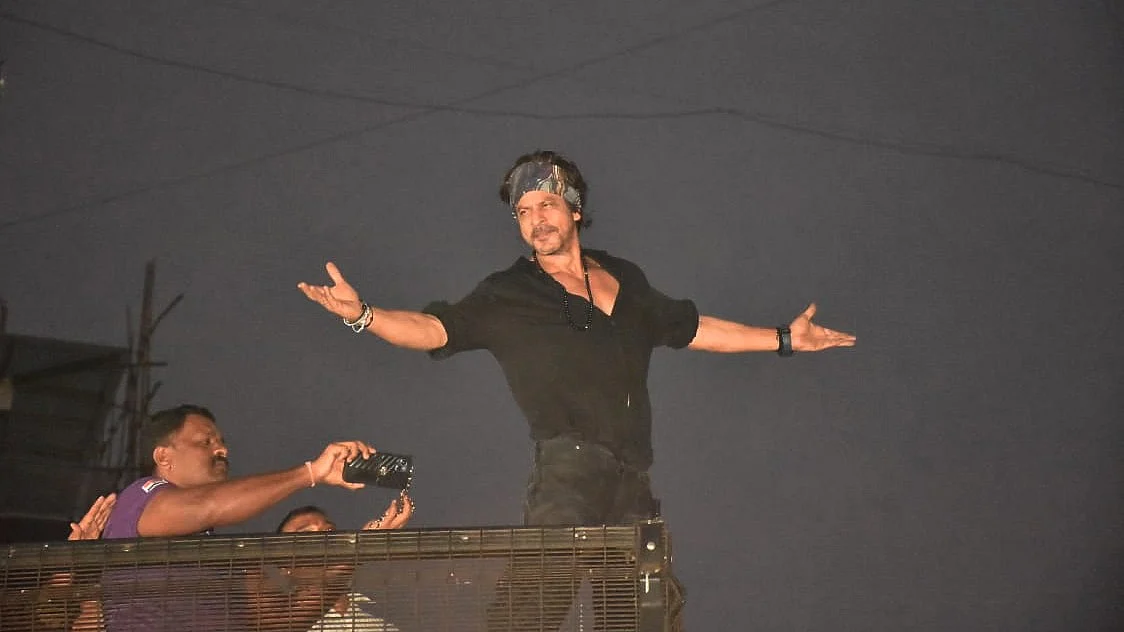 <div class="paragraphs"><p>Shah Rukh Khan makes his first public appearance at Mannat since<em> Pathaan's</em> release.</p></div>