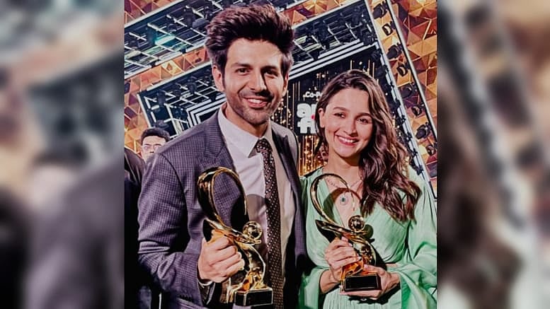 <div class="paragraphs"><p>Kartik Aaryan and Alia Bhatt win the awards for Best Actor.</p></div>