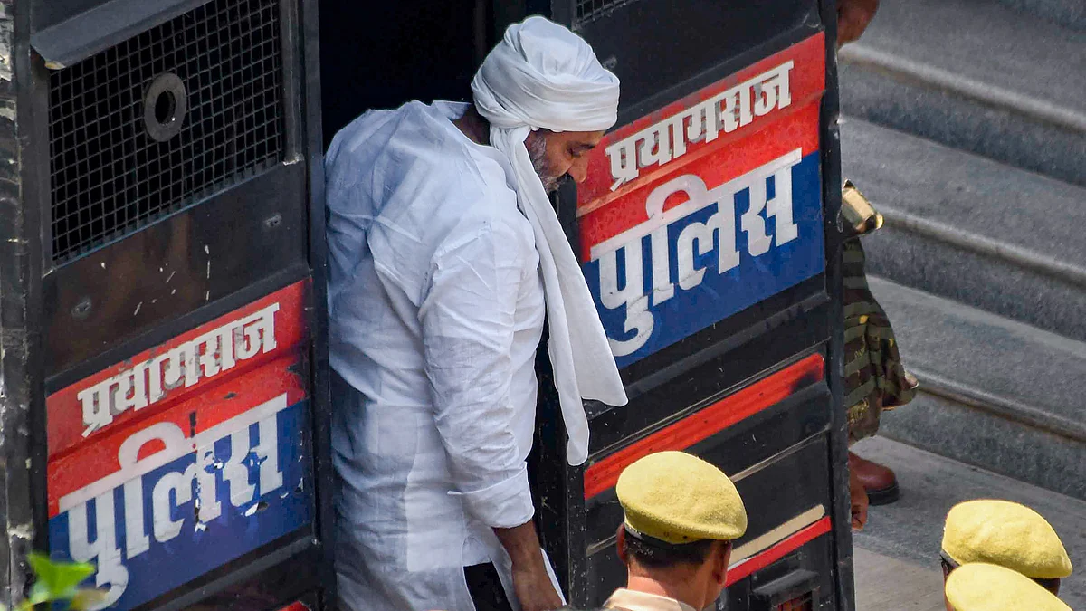 <div class="paragraphs"><p>Khalid Azim alias Ashraf, brother of gangster-turned-politician Atiq Ahmed, being produced at a court amid heavy security, in Prayagraj, Tuesday, March 28, 2023. Both the brothers are scheduled to be produced in court in connection with the 2006 kidnapping of Umesh Pal, a witness in the BSP MLA Raju Pal murder case, who was killed last month in an attack allegedly orchestrated by the two. (PTI Photo)</p></div>