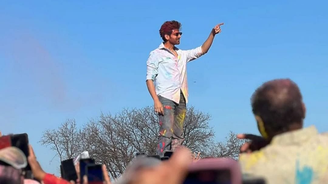 <div class="paragraphs"><p>Kartik Aaryan celebrates Holi in Dallas, USA.</p></div>