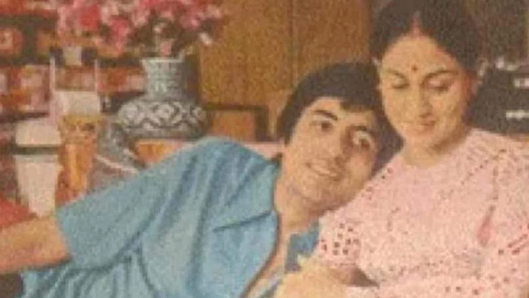 <div class="paragraphs"><p>Amitabh Bachchan and Jaya Bachchan celebrate their 50th wedding anniversary.</p></div>