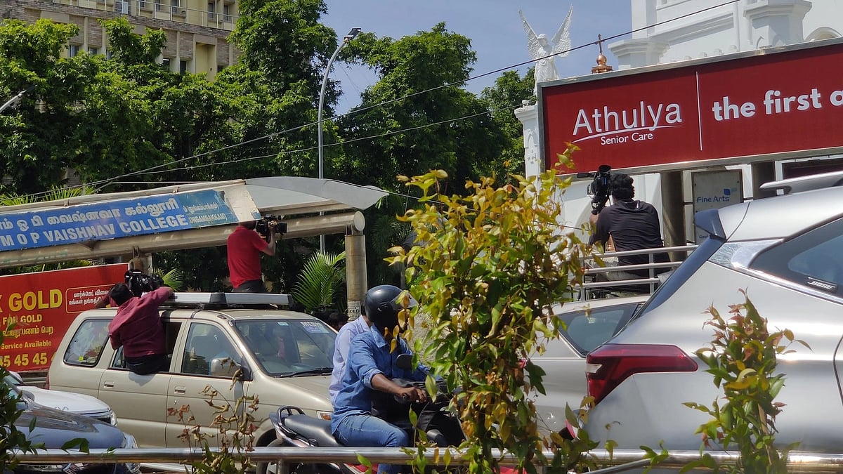 <div class="paragraphs"><p>The Twitter user highlighted "she, found a big gang of media houses with cameramen peeping inside the church,from outside the compound walls where Vijay Antony's daughter's funeral is happening. Can't she rest in peace even now ? Ethics people...ethics..."</p></div>