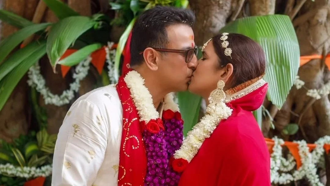 <div class="paragraphs"><p>Ronit and Neelam remarried at a Shiv temple in Goa.</p></div>