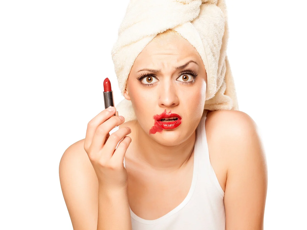 <div class="paragraphs"><p>makeup mistakes to avoid</p></div>