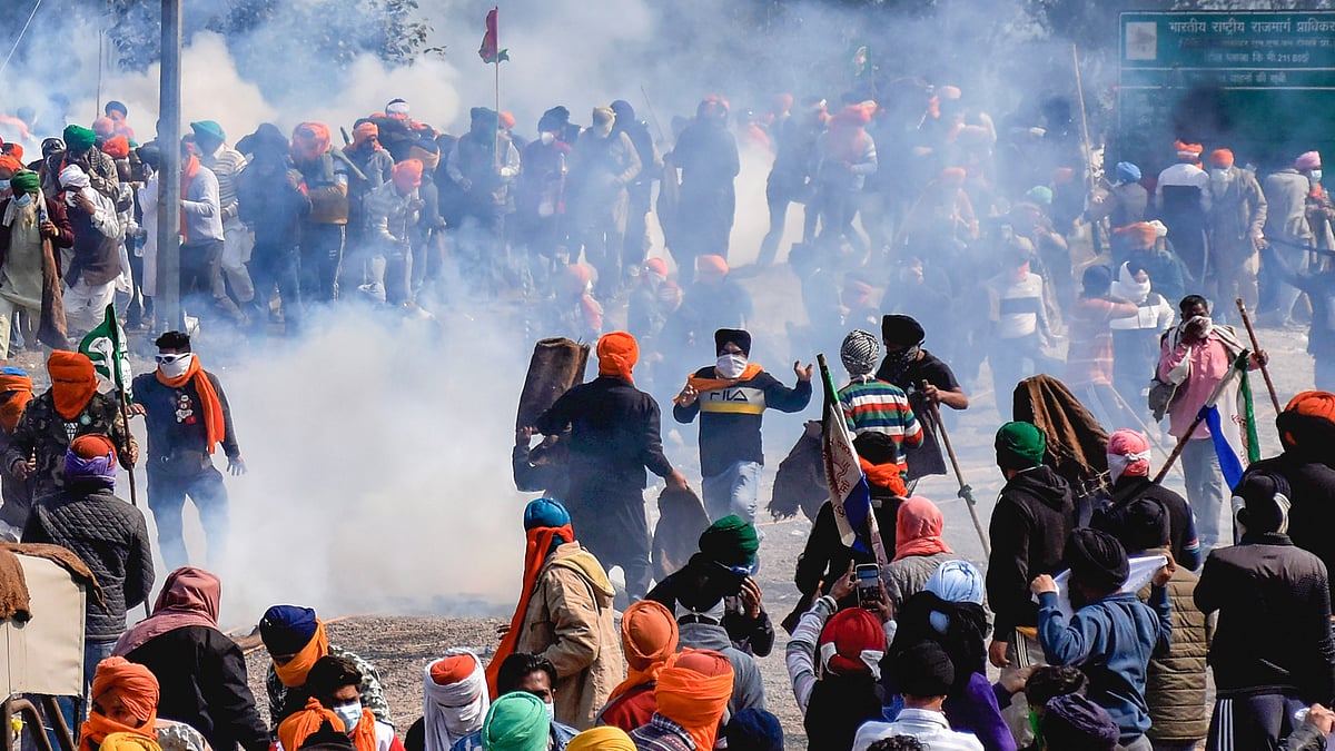 <div class="paragraphs"><p>Farmers face tear gas near the Punjab-Haryana Shambhu border on Wednesday, 14 February, during their 'Delhi Chalo' protest march. </p></div>