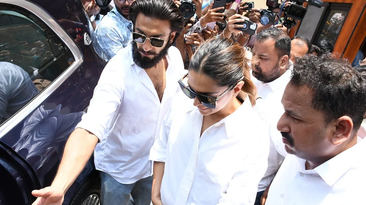 <div class="paragraphs"><p>Soon-to-be-parents Deepika Padukone and Ranveer Singh cast votes for the 2024 Lok Sabha polls.</p></div>