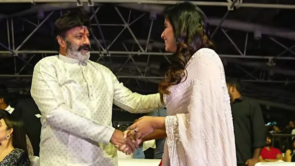 <div class="paragraphs"><p>Nandamuri Balakrishna receives massive backlash for pushing actor Anjali on stage.</p></div>