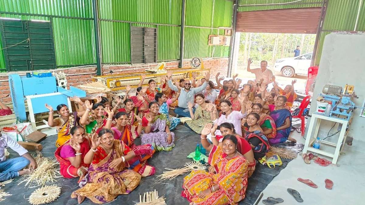 <div class="paragraphs"><p>Aadivasi.org founders Dr Bikrant Tiwary and Supriya Patil at the handicraft training center</p></div>