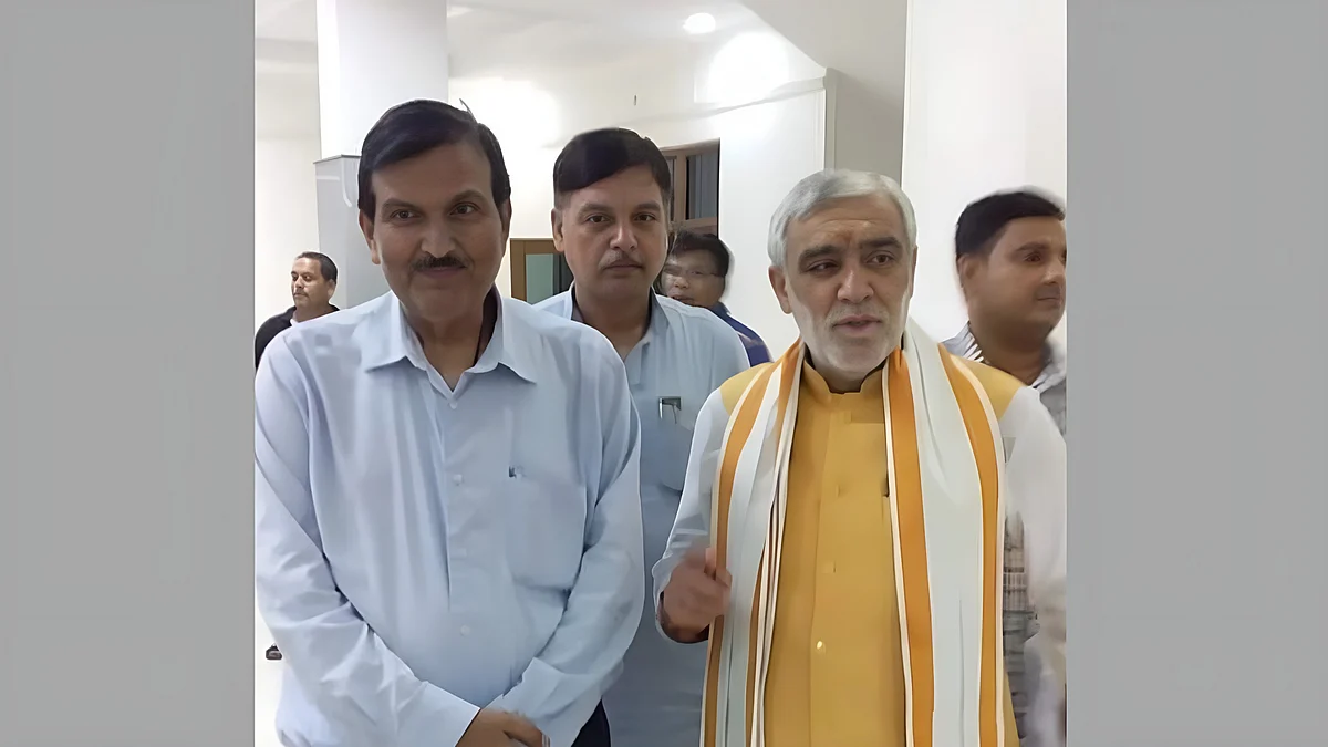 <div class="paragraphs"><p><strong>Former National President of IMA Dr. Sahajanand Prasad Singh with former Union Minister Ashwani Chaubey</strong></p></div>