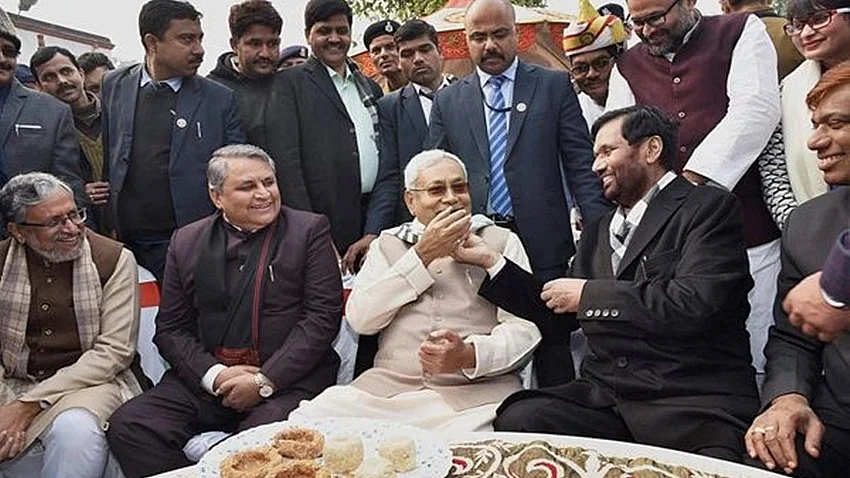 <div class="paragraphs"><p>Nitish Kumar and Ram Vilas Paswan during Makar Sankranti celebrations in Patna in 2018.</p></div>