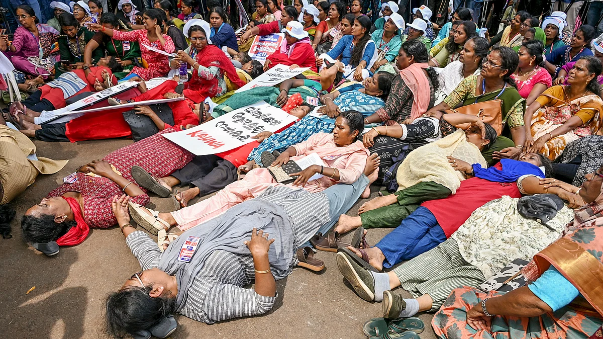 <div class="paragraphs"><p>ASHA workers block a road as part of their ongoing protest near the Secretariat demanding an increased honorarium and other benefits, in Thiruvananthapuram, Kerala.</p></div>