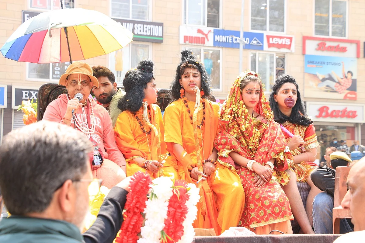<div class="paragraphs"><p>Ram Navami in Kashmir highlighted communal harmony amidst Yogi's controversial 'roads are for walking' remark.</p></div>