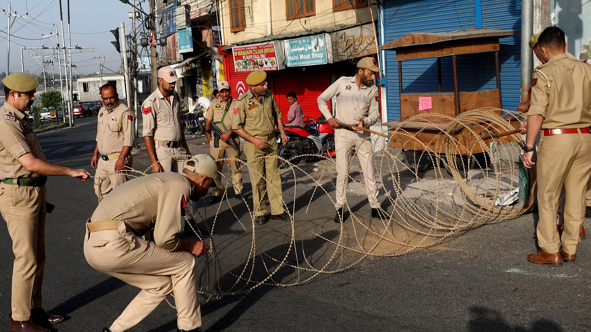 <div class="paragraphs"><p>Police block a road in Jammu with concertina wire as security has been beefed up in view of Pahalgam terrorist attack.</p></div>