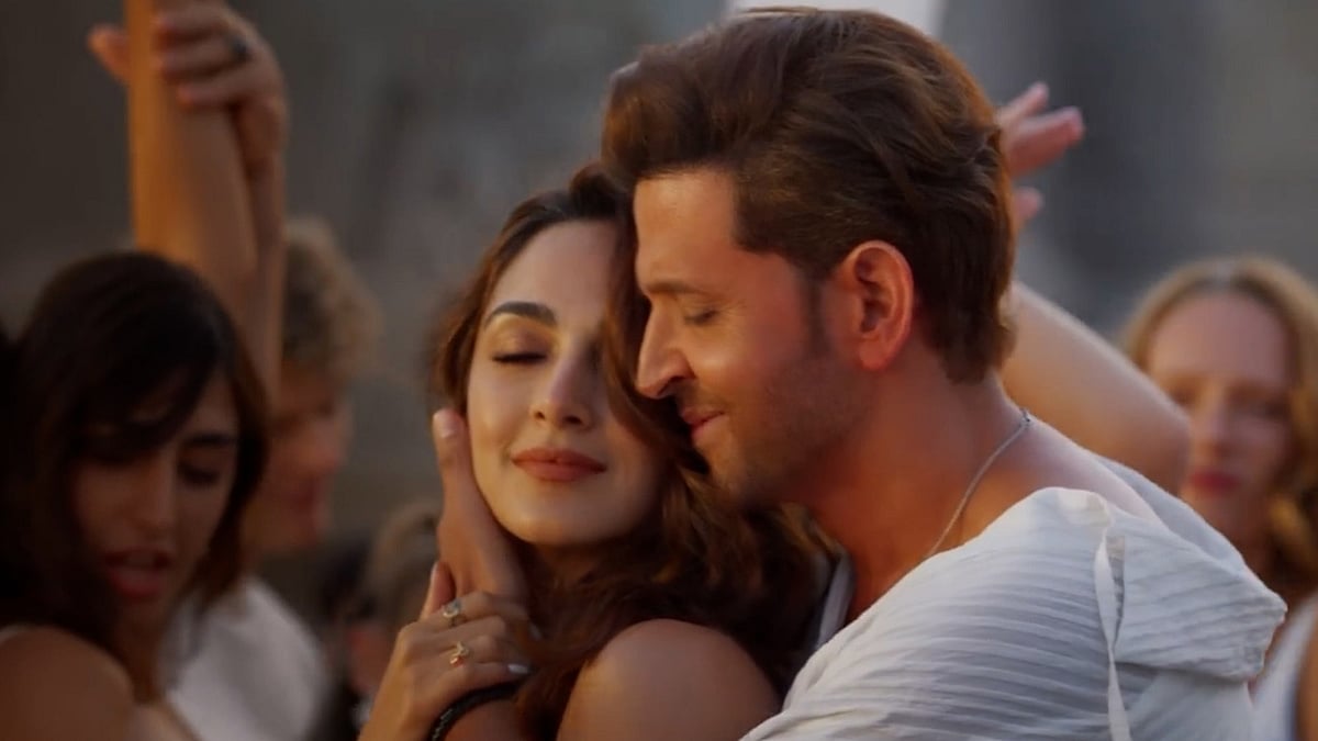 <div class="paragraphs"><p>Hrithik Roshan and Kiara Advani in a still from <em>War 2.</em></p></div>