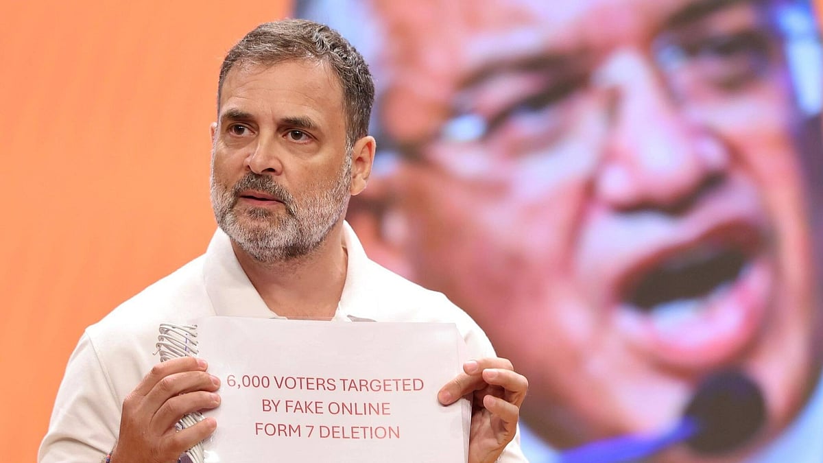 <div class="paragraphs"><p>राहुल गांधी का चुनाव आयोग पर गंभीर आरोप</p></div>