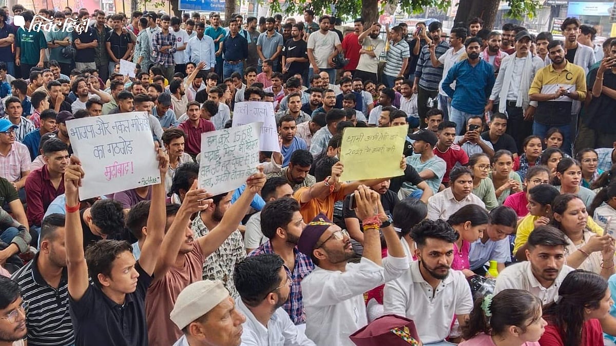 <div class="paragraphs"><p>UKSSSC पेपर लीक के खिलाफ हल्द्वानी में छात्रों का प्रदर्शन.</p></div>