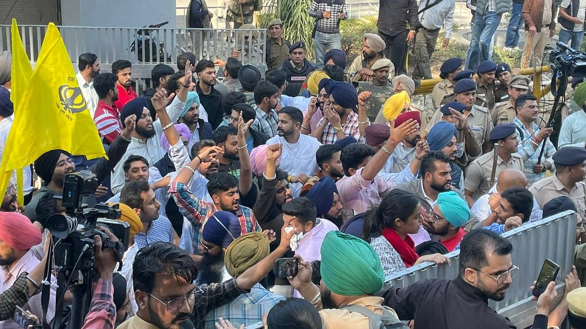 <div class="paragraphs"><p>(Protesters broke the gates and entered the Panjab University campus)</p></div>