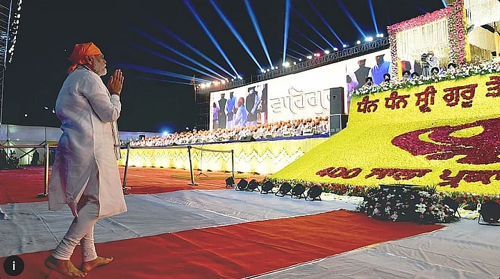 <div class="paragraphs"><p>Guru Tegh Bahadur Died Fighting Communal Hatred That the BJP-RSS Promote Today</p></div>