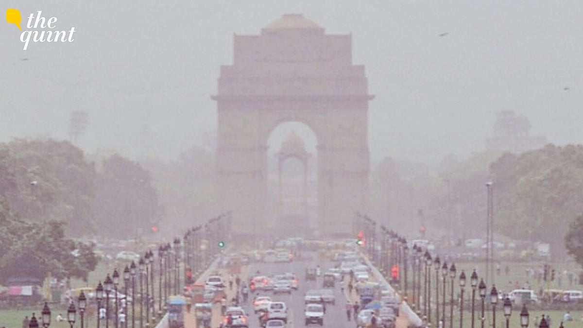 <div class="paragraphs"><p>India Gate stands shrouded in dense smog amid Delhi’s worsening air pollution.</p></div>