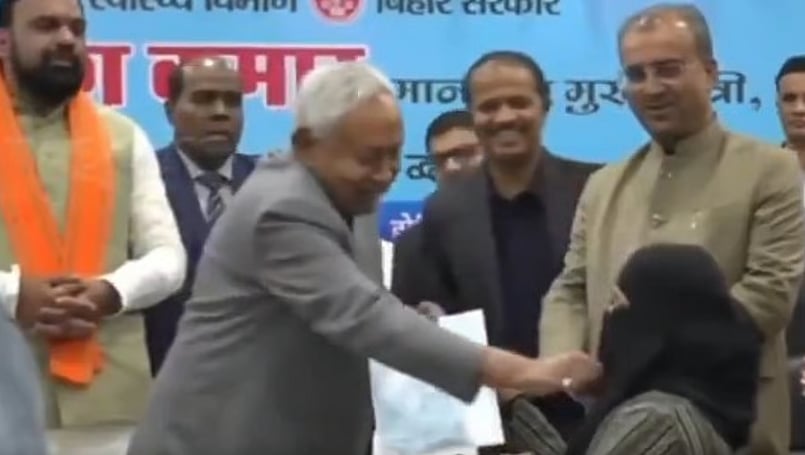 <div class="paragraphs"><p>Oppositon Questions Nitish Kumar's 'Mental Health' As He Pulls Doctor's Hijab</p></div>