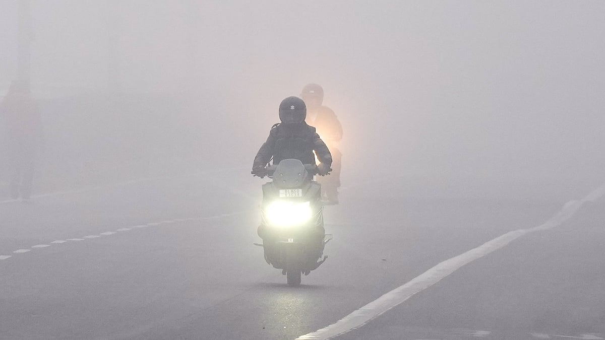 <div class="paragraphs"><p>Smog Engulfs Delhi Yet Again, 700 Flights Disrupted, Visibility Drops to 50 Mtrs</p></div>