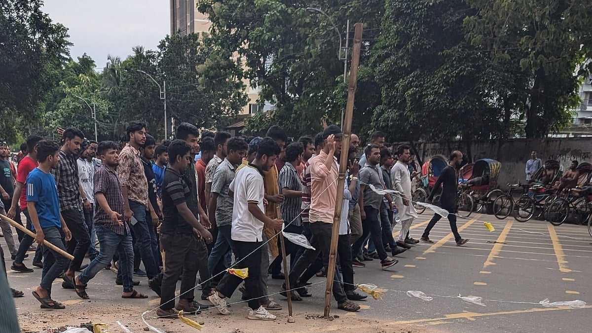 <div class="paragraphs"><p>The Bangladesh Chhatra League members, student wing of ruling Awami League, in Dhakha holding  tree logs, bamboos, and hockey sticks. (15 July)</p></div>