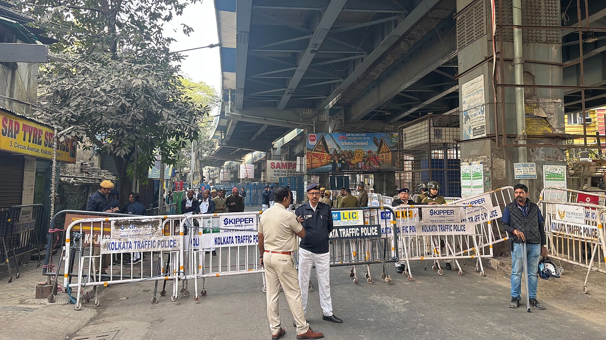 <div class="paragraphs"><p>Barricades put up at multiple spots along Kolkata's Beckbagan.</p></div>