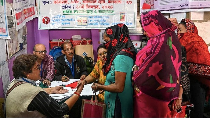 <div class="paragraphs"><p>West Bengal’s SIR process sees warnings to micro observers, Supreme Court review, and criticism from Mamata Banerjee over AI errors and voter impact.</p></div>