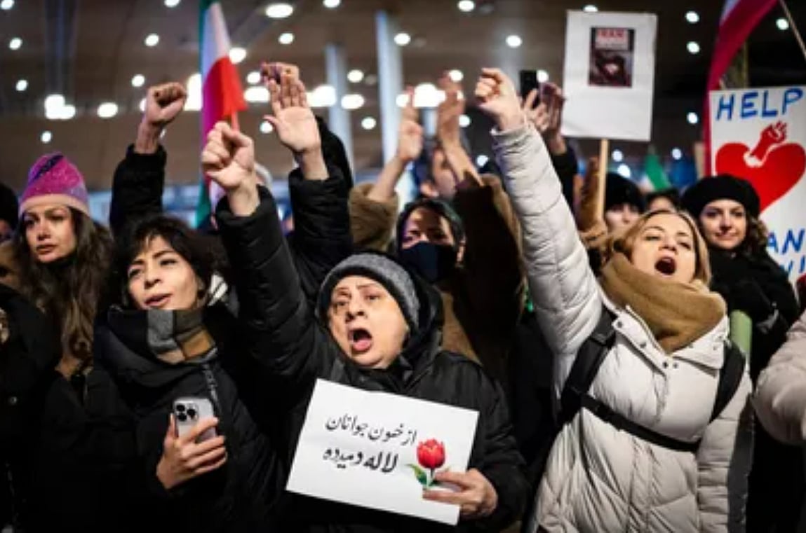 <div class="paragraphs"><p>Trump Withdraws Some Military Bases From Middle East After Iran Warns Neighbours</p></div>