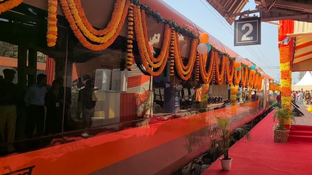 <div class="paragraphs"><p>देश की पहली वंदे भारत स्लीपर ट्रेन</p></div>