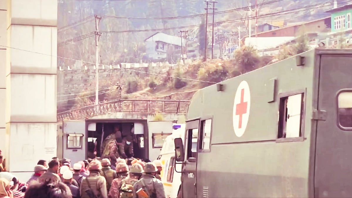 <div class="paragraphs"><p>जम्मू-कश्मीर के डोडा में सेना का वाहन खाई में गिरा, 10 जवानों की मौत</p></div>