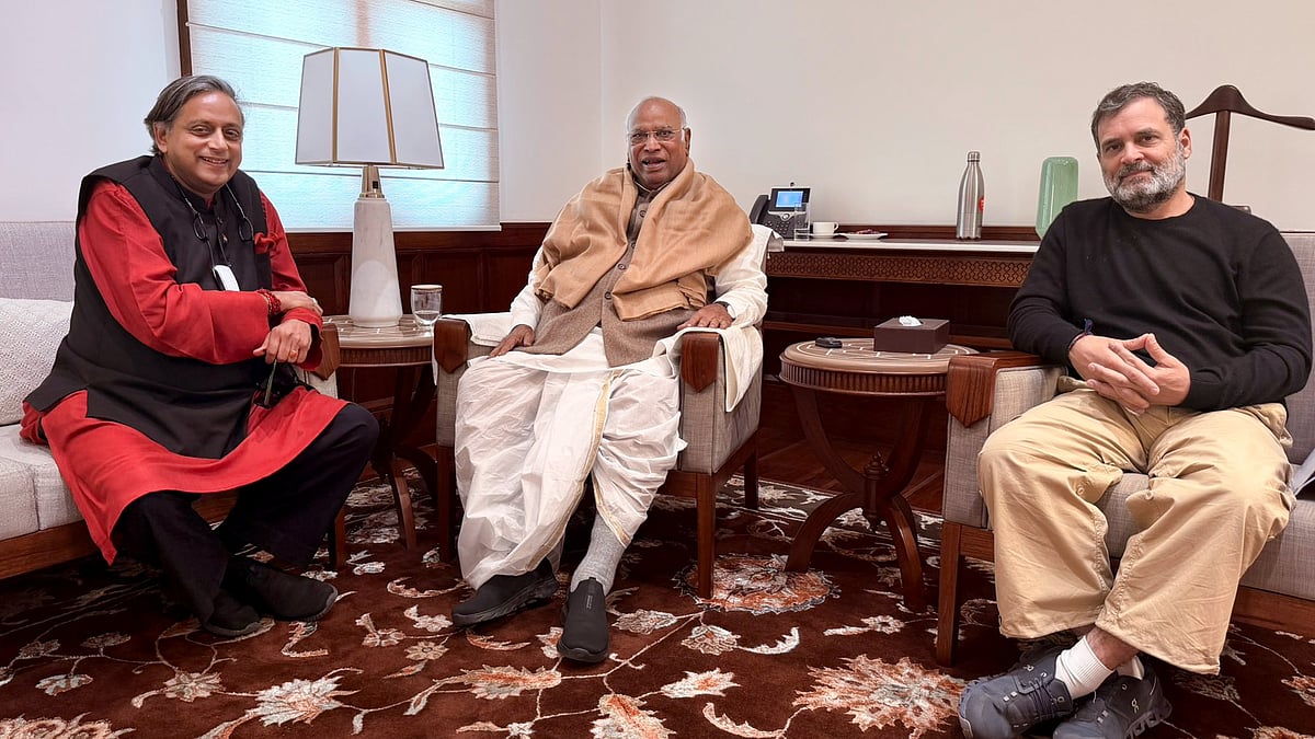 <div class="paragraphs"><p>'On the Same Page': Shashi Tharoor Holds 2-Hr-Long Meet with Rahul Gandhi, Kharge</p></div>