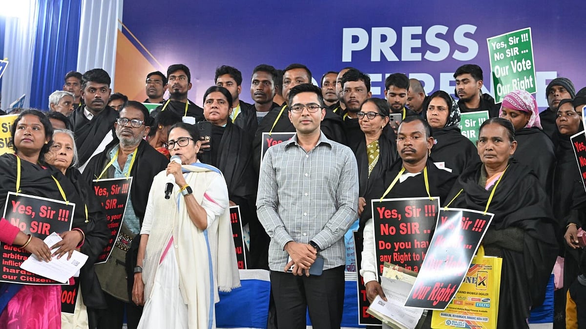 <div class="paragraphs"><p>पश्चिम बंगाल की मुख्यमंत्री ममता बनर्जी ने 4 फरवरी 2026 को सुप्रीम कोर्ट में व्यक्तिगत रूप से उपस्थित होकर राज्य में चल रही स्पेशल इंटेंसिव रिवीजन (SIR) प्रक्रिया के खिलाफ अपनी याचिका पर दलील दी.</p></div>