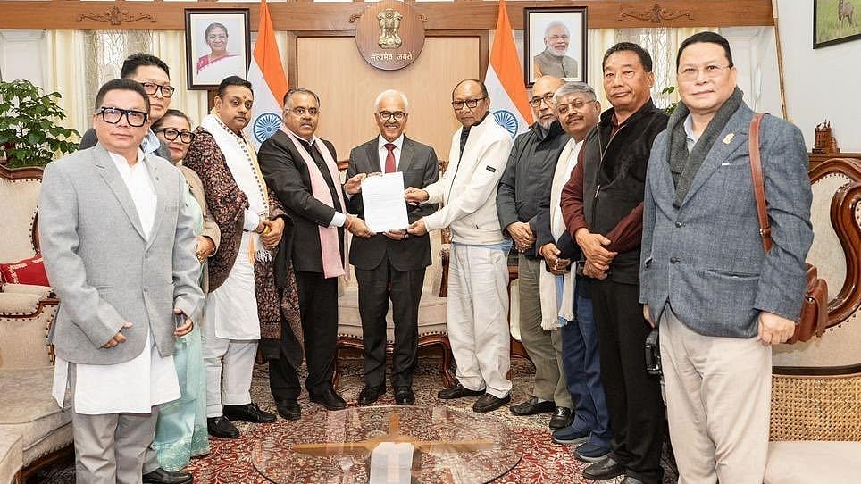 <div class="paragraphs"><p>भारतीय जनता पार्टी के विधायक दल के नेता युमनाम खेमचंद सिंह ने राज्यपाल अजय कुमार भल्ला से मिलकर सरकार बनाने का दावा प्रस्तुत किया.</p></div>