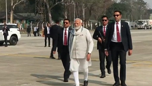 <div class="paragraphs"><p>PM Modi Lands On Assam Highway-Runway, Inaugurates Emergency Facility</p></div>