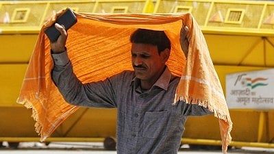<div class="paragraphs"><p>New Delhi: A man holds a piece of cloth to protect himself from the scorching sun on a hot day, in New Delhi.</p></div>