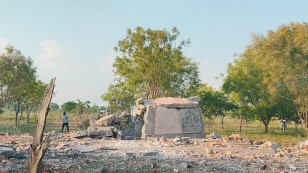 <div class="paragraphs"><p>A massive explosion occured in a private firecracker manufacturing factory in Kattanarpatti, Virudhunagar district, Tamil Nadu on 20 April</p></div>