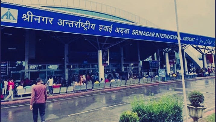 <div class="paragraphs"><p>US Citizens Detained At Srinagar Airport Over Suspected Device.</p></div>