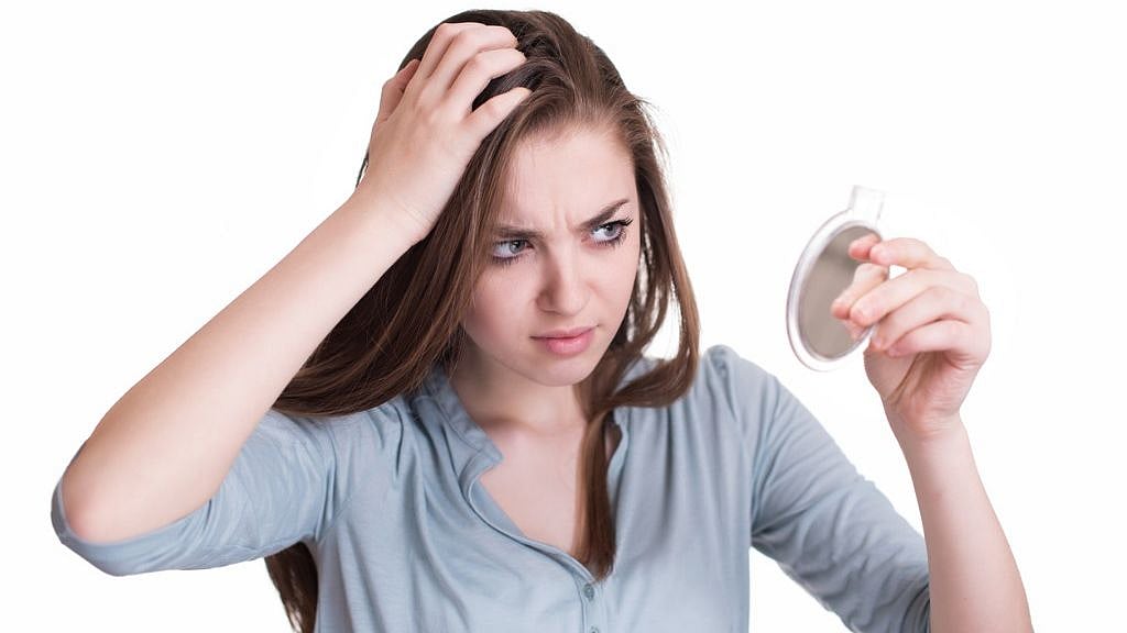 बालों के सफेद होने की वजह क्या है?
