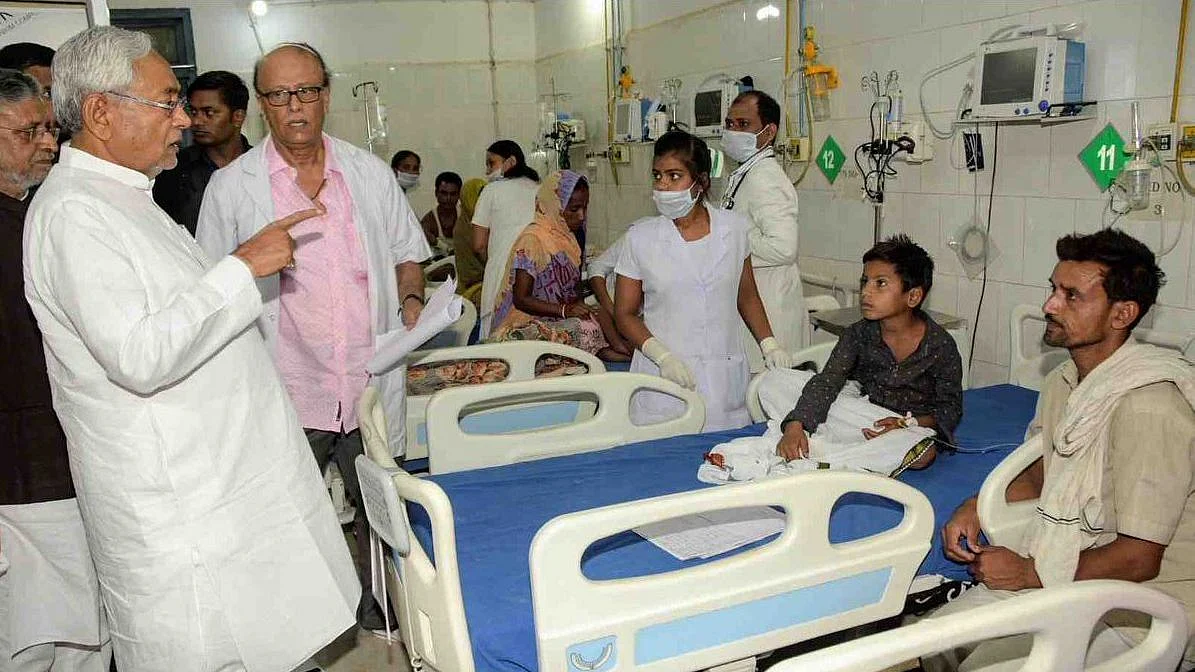 मुजफ्फरपुर स्थित SKMCH में AES पीड़ित बच्चों के इलाज की जानकारी लेते बिहार के सीएम नीतीश कुमार.