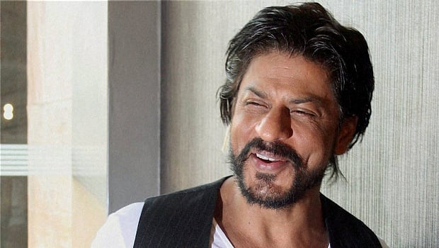 Shah Rukh Greets Fans Outside Mannat On 50th Birthday
