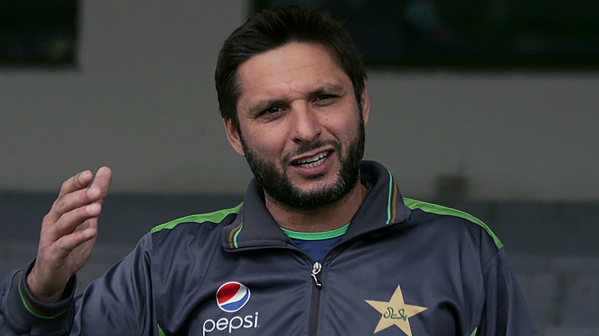 Lara, Saqlain and Raja Slam Afridi; Fans Smash TV Sets in Pak