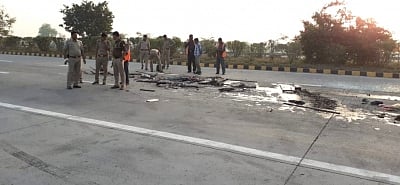 8 killed as bus rams truck on Yamuna Expressway