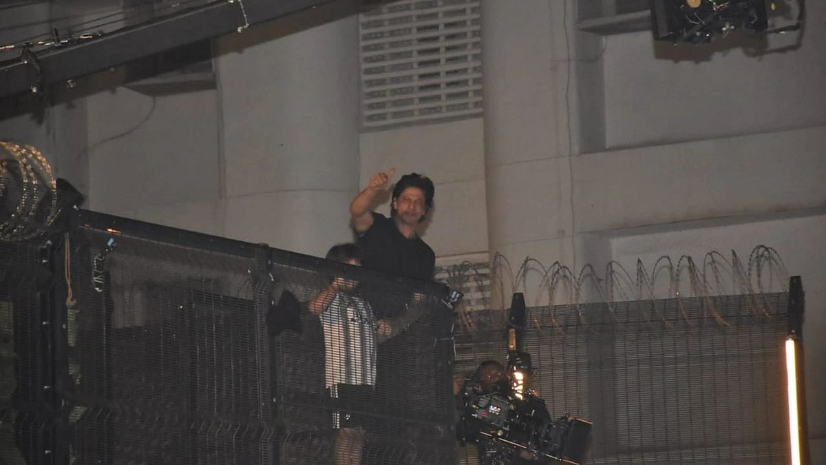 Shah Rukh Khan Birthday: SRK Makes Appearance Outside His Mannat On His ...