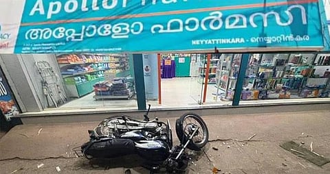 ഡോ​ക്ട​റു​ടെ കു​റി​പ്പ​ടി​യി​ല്ലാ​ത്ത​തി​നാ​ൽ ഉറക്കഗു​ളി​ക ന​ല്‍​കി​യി​ല്ല; മെ​ഡി​ക്ക​ല്‍ ഷോ​പ്പ് അ​ടി​ച്ചു​ത​ക​ര്‍​ത്തു
