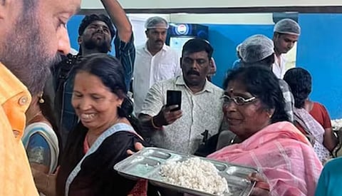 വാക്ക് പാലിച്ചു : ആശാ പ്രവർത്തകർക്ക് സൗജന്യമായി പൊങ്കാല കിറ്റ് വിതരണം ചെയ്ത് സുരേഷ് ഗോപി | Attukal Pongala 2025 