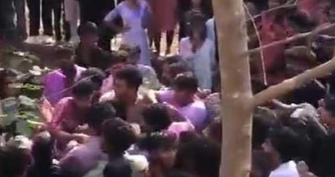 ഹോ​ളി ആ​ഘോ​ഷം; പ​യ്യ​ന്നൂ​ർ കോ​ള​ജി​ൽ വി​ദ്യാ​ര്‍​ഥി​ക​ള്‍ ഏ​റ്റു​മു​ട്ടി
