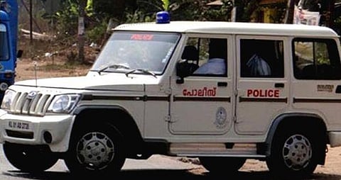 യു​വാ​വി​നെ ത​ട​ഞ്ഞു നി​ർ​ത്തി മൂ​ന്നം​ഗ സം​ഘം പ​ണ​വും മൊ​ബൈ​ൽ ഫോ​ണും ക​വ​ർ​ന്നു
